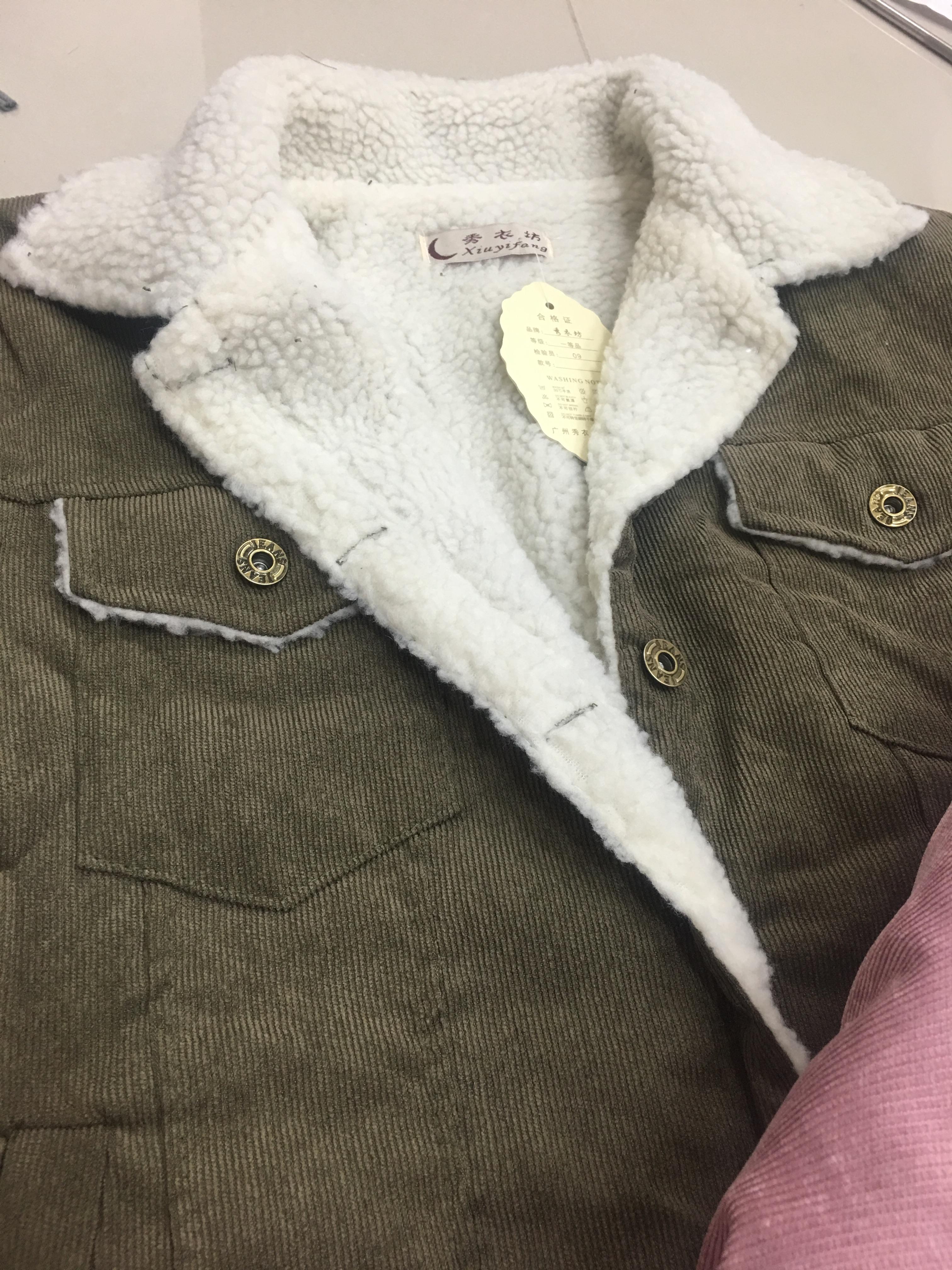 แจ็คเก็ตผ้าลูกฟูก สีเขียงขี้ม้า ด้านในบุขนแกะช่วงตัว เนื้อบางเบา ใส่ชิลๆวันสบายๆ