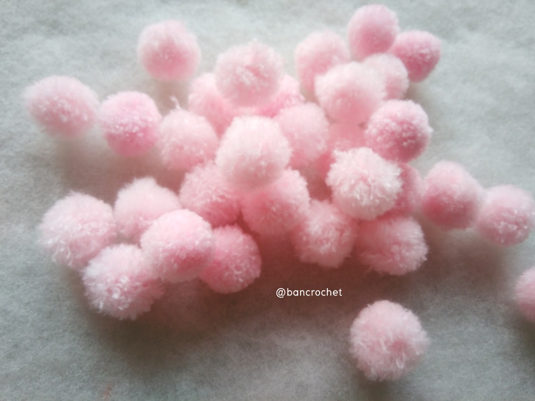 ปอมปอมไหมพรม ขนาด 2.5-3 ซม pom poms crochet ชมพูอ่อน 2.5-3 ซม.