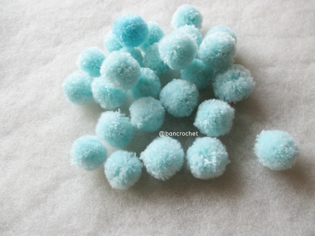 ปอมปอมไหมพรม ขนาด 2.5-3 ซม pom poms crochet ฟ้าอ่อน 2.5-3 ซม.