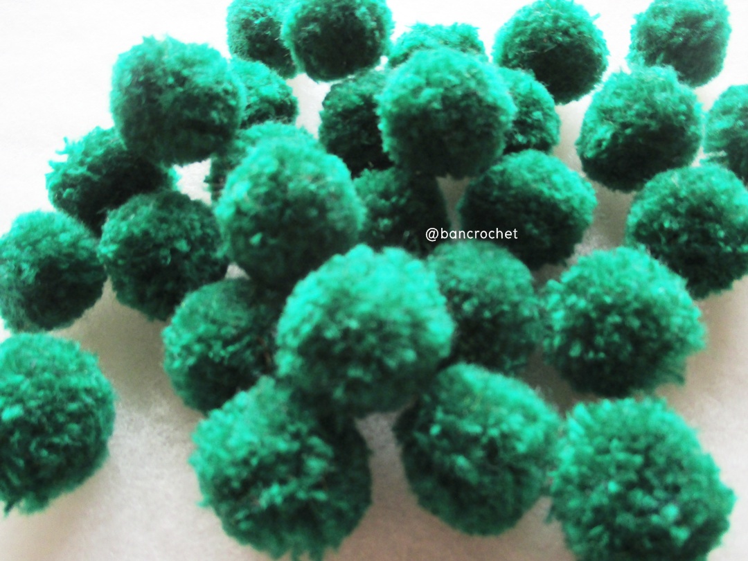 ปอมปอมไหมพรม ขนาด 2.5-3 ซม pom poms crochet เขียวเข้ม 2.5-3 ซม.