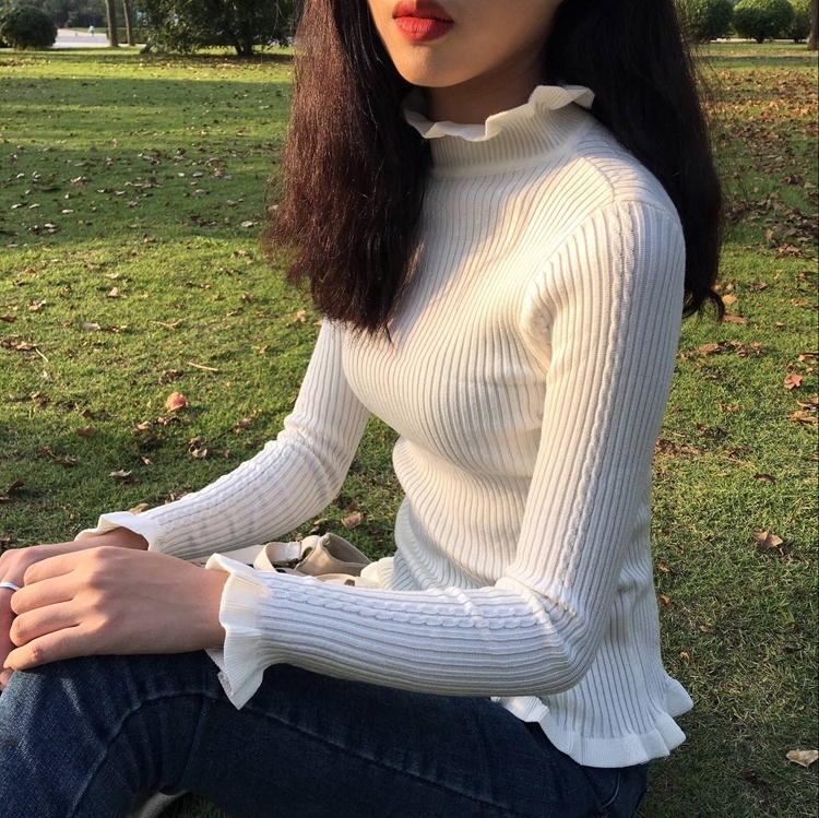 สีขาว : เสื้อไหมพรมคอเต่า ผ้านุ่ม แต่งช่วงปลายคอ แขน ชายเสื้อ ผ้าร่องมี texture ในตัว งานดี ยืดได้เยอะ