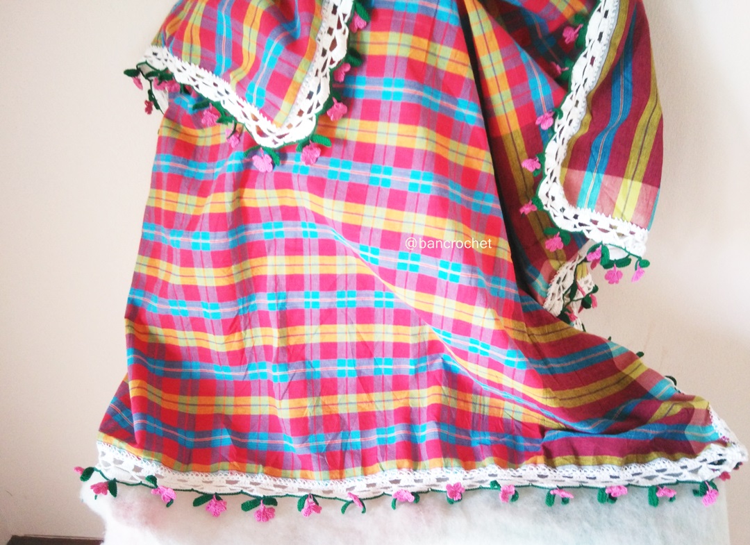 ผ้าปูโตีะถักโครเชต์ Crochet table runner หลากสี 150*150 CM