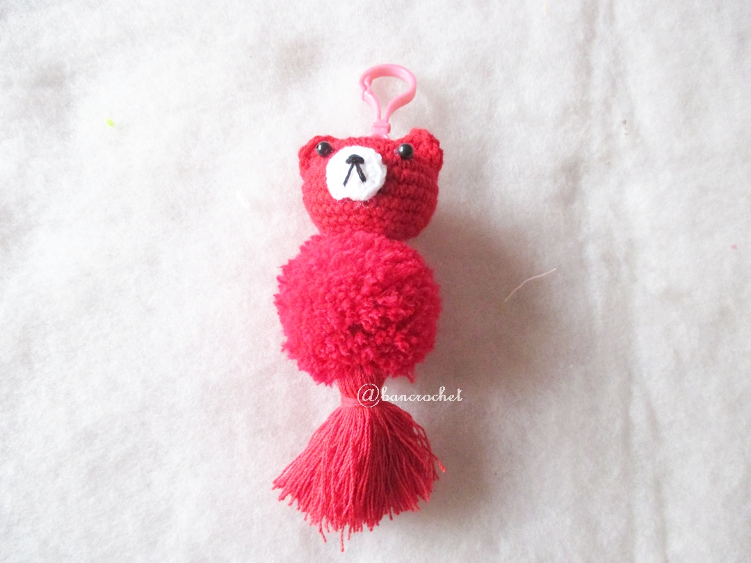 พวงกุญแจปอมปอมหมีแดง pompoms bear crochet keychain