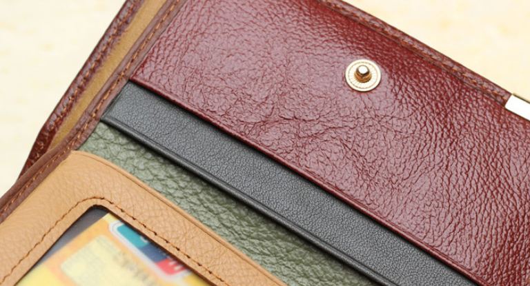 กระเป๋าสตางค์ผู้หญิง ใบสั้น กระเป๋าสตางค์ หนังแท้ ดีไซน์ ลาย คลาสสิค เย็บหลายสี 2 พับ ช่องเหรียญแยก สีน้ำตาล แต่งลายหนังสลับสี 64115