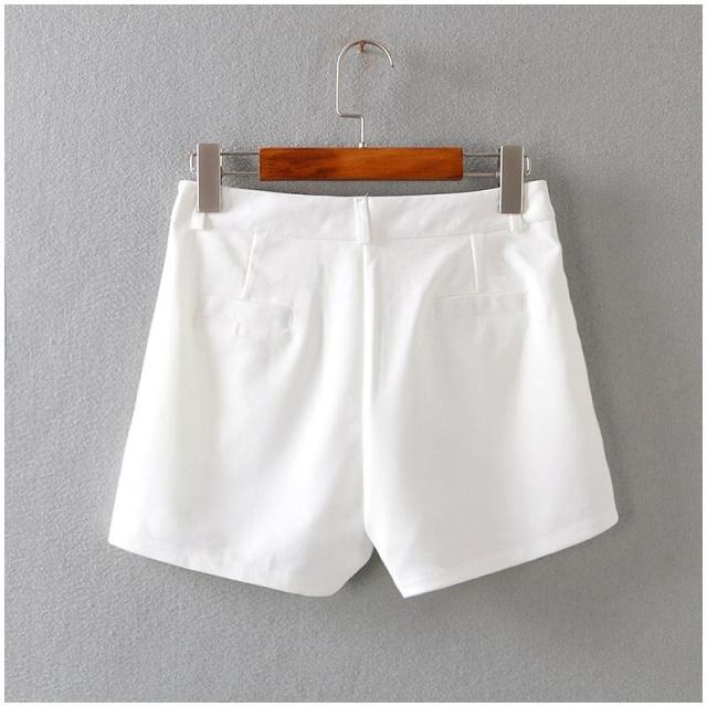 Shorts498 กางเกงขาสั้นสีพื้นขาว ซิปหน้า มีกระเป๋าข้าง ผ้าคอตตอนสแปนเด็กซ์เนื้อดียืดขยายได้ งานดีผ้านุ่มใส่สบาย แมทช์กับเสื้อทรงไหนก็ดูดี