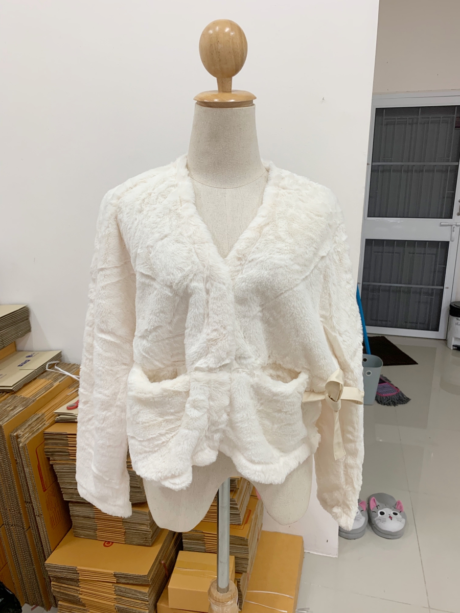 เสื้อกันหนาว แขนยาว ขนแมวนุ่มสุดๆ ใส่แล้วเป็นคุณหนูขึ้นมาทันที งานดีพร้อมส่งจ้า สีขาวครีม