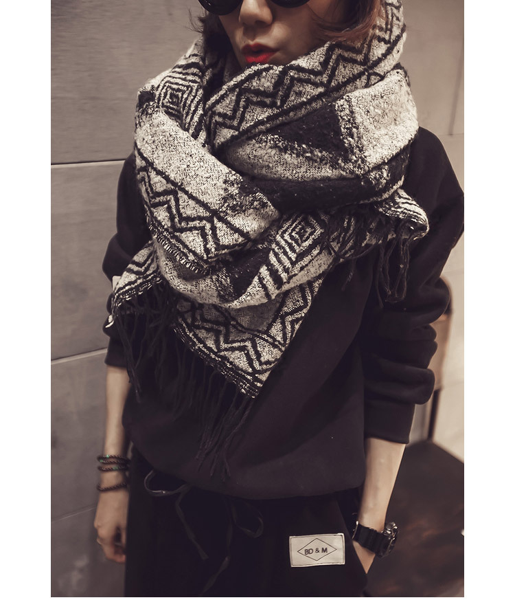 ผ้าพันคอ/ผ้าคลุมไหล่ กันหนาว เนื้อนุ่ม ลายดำขาว เกาหลี งานดีค่ะ พร้อมส่ง same pic