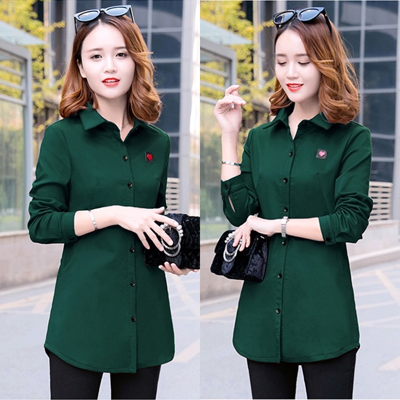 Blouse3828 เสื้อเชิ้ตแขนยาวตัวยาวสีพื้นเขียวเข้ม กระดุมหน้าผ่าหน้า แขนยาวกระดุมข้อมือ มีกระเป๋าข้าง ผ้าไหมอิตาลีเนื้อดีนิ่มใส่สบาย งานสวยแมทช์กับอะไรก็เข้า ใส่เที่ยว/ใส่ทำงานได้