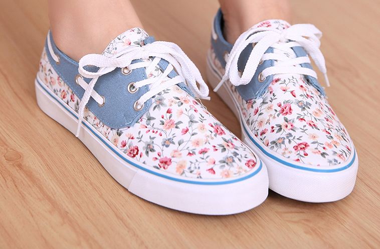 รองเท้าผ้าใบ รองเท้าหุ้มส้น สีขาว เพ้นท์ลายดอกไม้ แบบน่ารัก ตัดกับ สีฟ้า แบบสวย รองเท้าผ้าใบหวาน ๆ ใส่เที่ยว สไตล์ วัยรุ่น น่ารัก ใส ๆ 11359_1