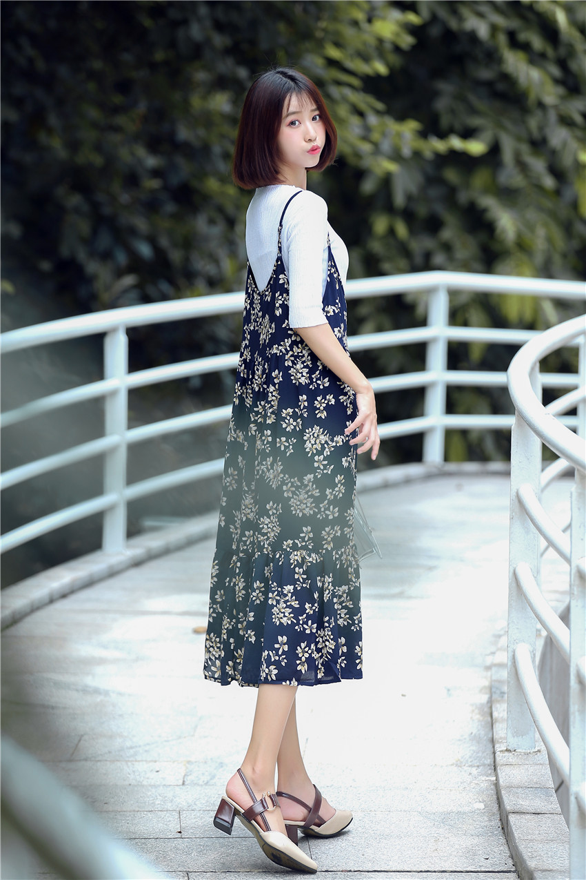 Dress4554 ชุดเดรสยาวสายเดี่ยวลายดอกไม้สีกรมท่า มีเสื้อตัวในผ้านิ่มยืดเยอะ ผ้าชีฟองเนื้อทรายเนื้อหนาสวยมีน้ำหนักทิ้งตัว งานสวยผ้าใส่สบาย งานดีทรงดีลายสวย สายบ่าปรับระดับได้
