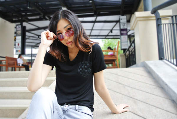 เสื้อยืดคอวี โชว์หลังลายตาราง