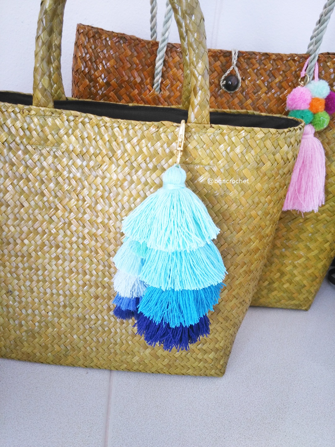 Bancrochet พวงกุญแจพู่ห้อยกระเป๋า tassels pompoms keychains (เฉพาะขายส่ง อันละ 100 บาท สั่ง 12 ชิ้นขึ้นไป only wholesale) หลากสี 5.5-6นิ้ว