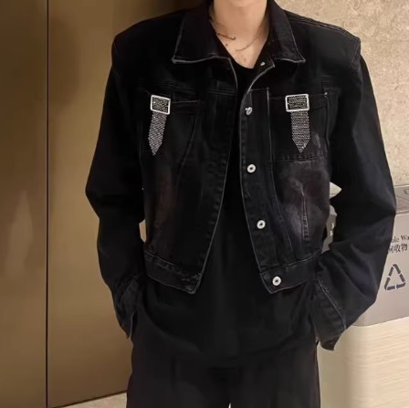 เสื้อ แจ็คเก็ตยีนส์ แฟชั่น ผู้ชาย แบบมีสไตล์ แต่งเพชรที่กระเป๋า เสื้อยีนส์ ใส่ออกงานเลี้ยง แฟชั่น เท่ ๆ 530228