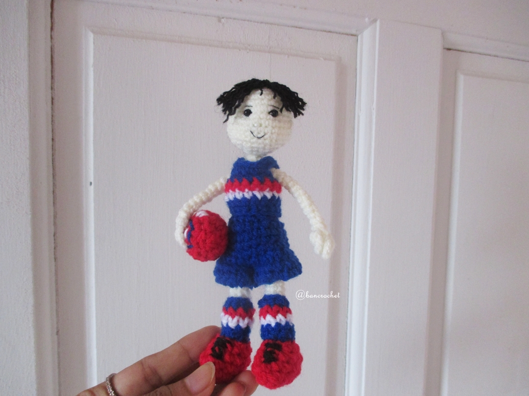 ตุ๊กตาถักนักรักบี้ ขนาด 5 นิ้ว rugby doll amigurumi crochet 5 inches