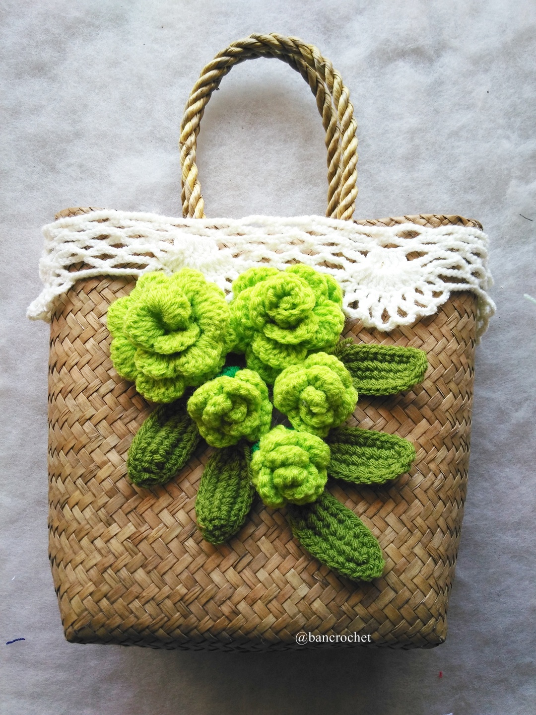 กระเป๋ากระจูดสาน ประดับดอกไม้ ขนาด 7*7*3.5*9.5 นิ้ว basket weave bags ธรรมชาติ 7*7*3.5*9.5 นิ้ว