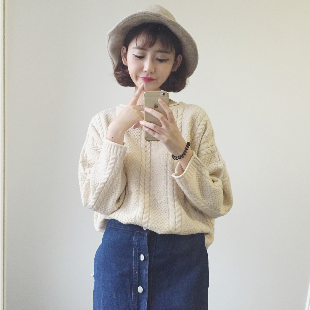 เสื้อไหมพรมตัวโคล่ง สีครีม ไหมพรมทอลายเนื้อนิ่ม ไม่หนามาก ยืดได้เยอะ ใครชอบแนวน่ารักๆตัวนี้เลยจ้า