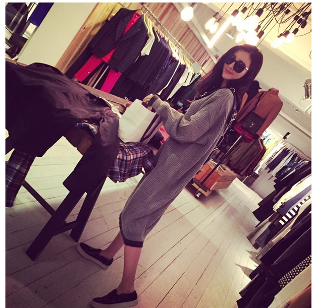 Sweater เสื้อไหมพรมถักตัวยาว ใส่ตัวเดียวเป็นเดรสได้เลย เก๋ๆ ไหมพรมนุ่มยืดได้เยอะ แต่ไหมพรมสีเข้มช่วงปลายแขนเสื้อและชายเสื้อ