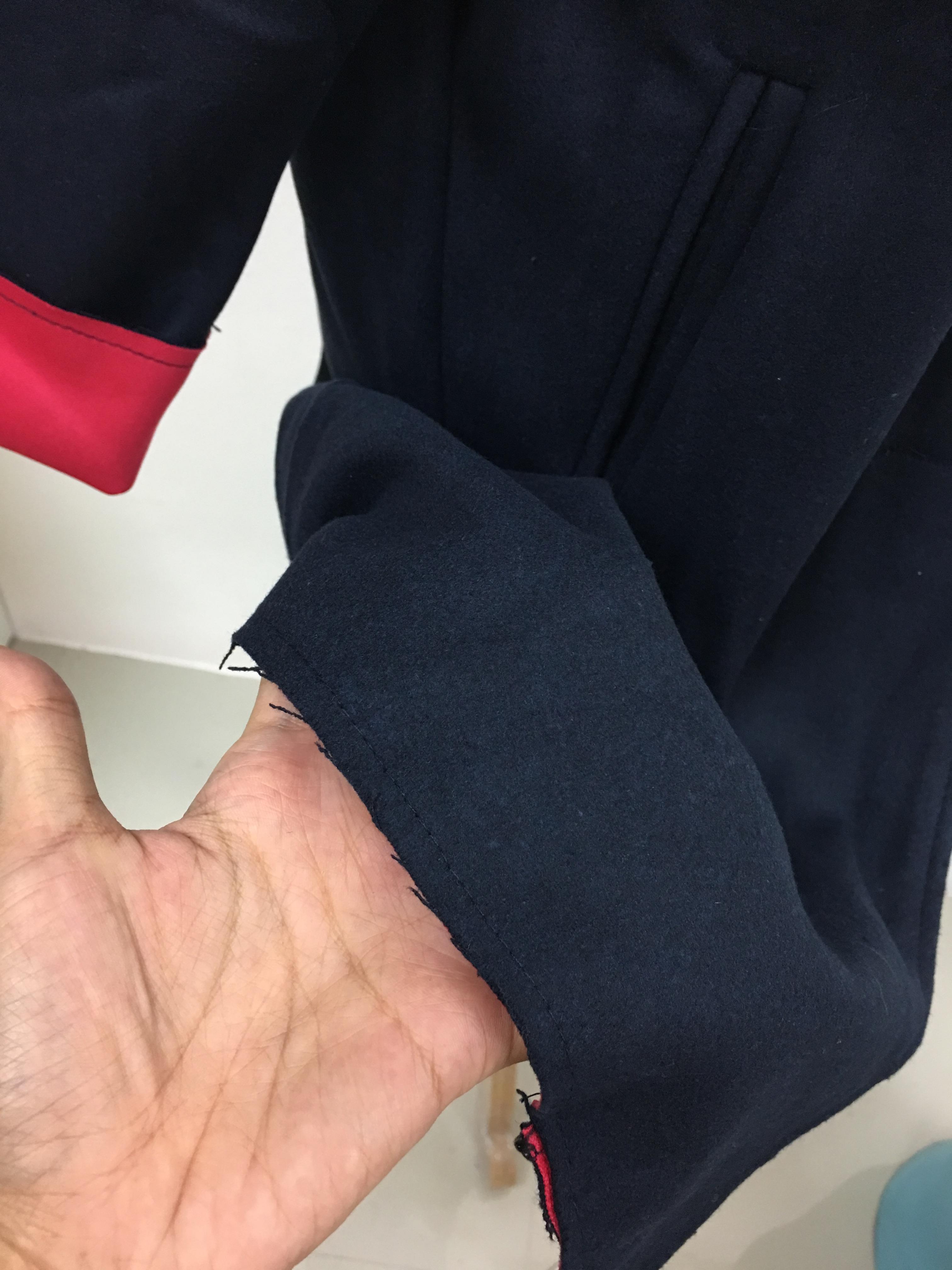 เสื้อโค้ททรงเก๋ ผ้าวูทรงแข็งเนื้อดี บุซับในกันลม แต่งพับแขนสีแดง ชายรุ่ยเซอร์ๆ งานเก๋มาก พร้อมส่ง สีเทา/สีกรม กดเลือกด้านล่างได้เลยค่ะ