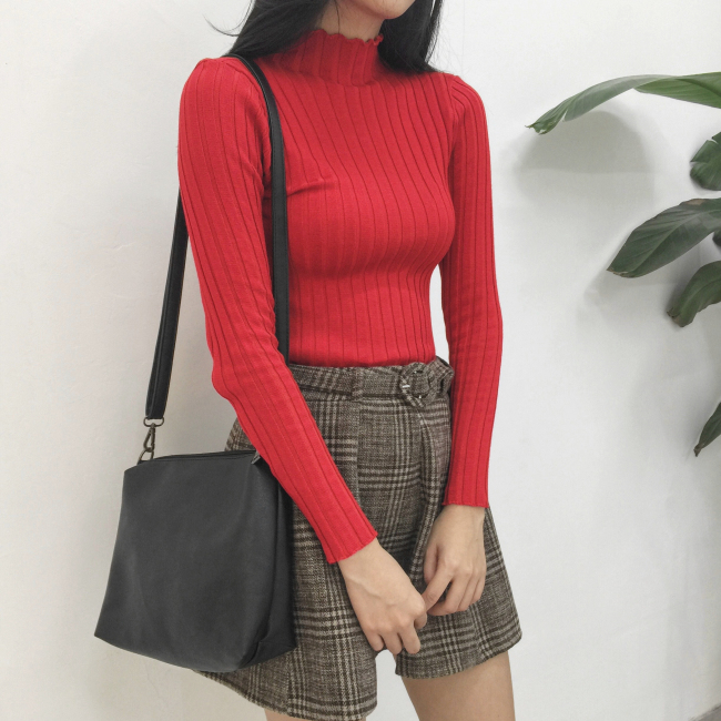 สีแดงสด : เสื้อสเวตเตอร์ ไหมพรมคอเต่า ลายทางในตัว ยืดได้เยอะ ผ้านุ่ม