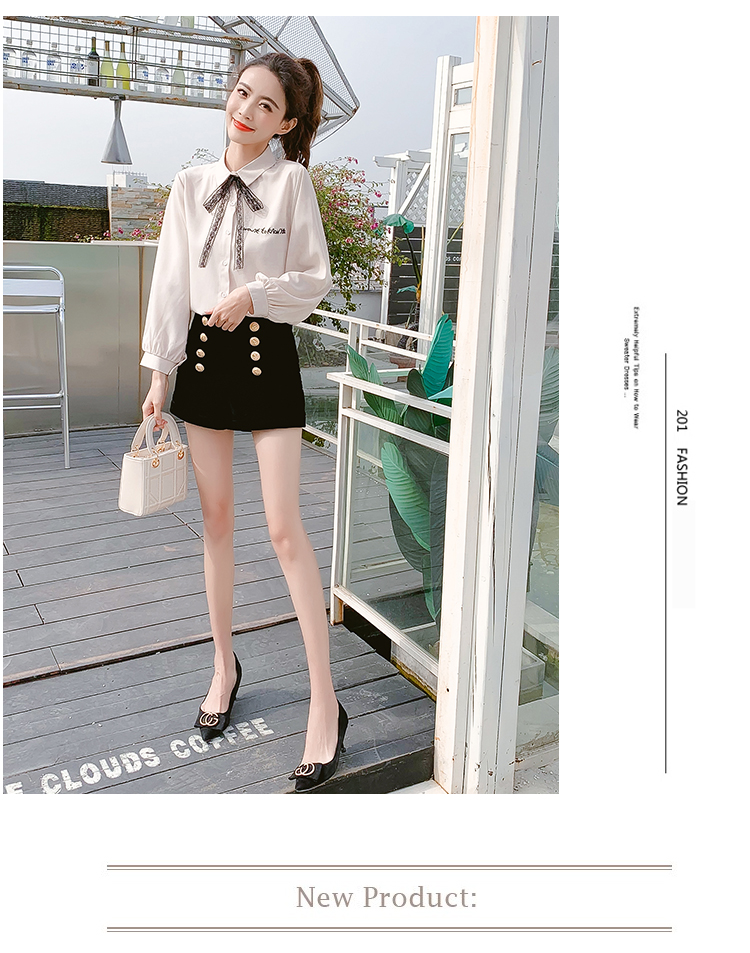 Blouse3859 เสื้อเชิ้ตแขนยาวกระดุมข้อมือสีครีม กระดุมผ่าหน้า อกปักลายตัวอักษร คอปกผูกโบว์ลูกไม้แยกชิ้น (สามารถถอดออกได้) ผ้าคอตตอนซิลค์เนื้อดีนุ่มหนามีน้ำหนักทิ้งตัว รุ่นนี้ผ้าเนื้อดีมากใส่สบายไม่ร้อนไม่ยับง่าย งานสวยดูดี ใส่เที่ยว/ใส่ทำงา
