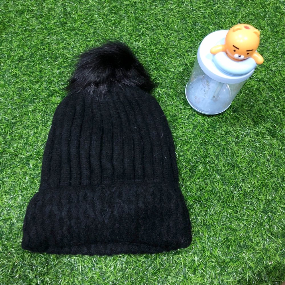 หมวกทรงยอดฮิต ไหมพรมขนกระต่ายเนื้อนุ่ม แต่งพู่กลมขนฟูที่ปลายหมวก ด้านในบุขนอุ่น พร้อมส่ง