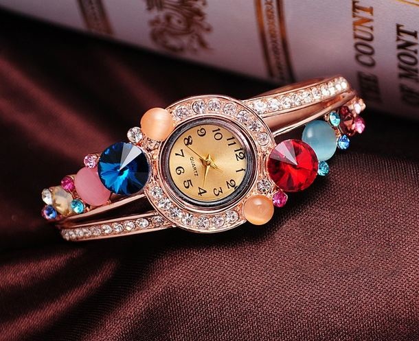 นาฬิกาข้อมือ นาฬิกาผู้หญิง แบบ กำไลข้อมือ ติด พลอย คริสตัล ออสเตเรีย สีสวย นาฬิกา แบบหรูหรา แต่ง เพชร พลอย ทับทิม ไพลิน สวยหรู มีระดับ 428773