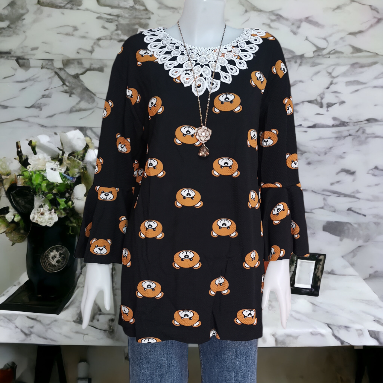 Dress3445 Big Size ชุดเดรส/เสื้อตัวยาวแฟชั่นไซส์ใหญ่ลายหน้าหมี คอลูกไม้ถัก แขนกระดิ่ง ผ้าวูลเวฟ(ผ้าหนังไก่)เนื้อนุ่มมีน้ำหนักทิ้งตัวยืดขยายได้เยอะ ลายหมี มี 3 สี กรม, ขาว, ดำ