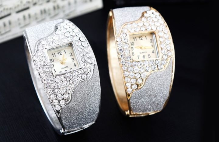 นาฬิกาข้อมือ ผู้หญิง แบบ กำไลข้อมือ นาฬิกา ฝังเพชร CZ คริสตัล ออสเตเรียสุดหรู พ่นทราย สีเงิน และ สีทอง ใส่ออกงาน ราตรี เข้ากับ ชุดหรู 251730