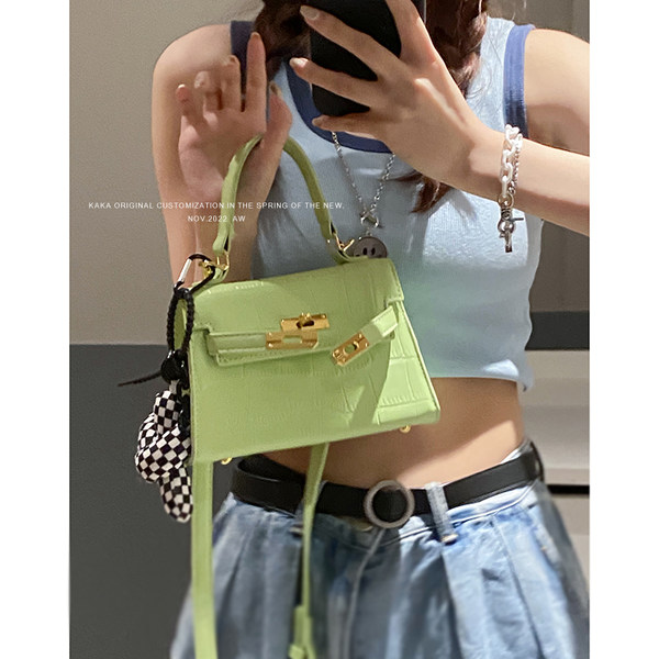 กระเป๋าสะพายข้างผู้หญิง กระเป๋าสะพายสไตล์เกาหลี By Japanese フェンディ authentic bag