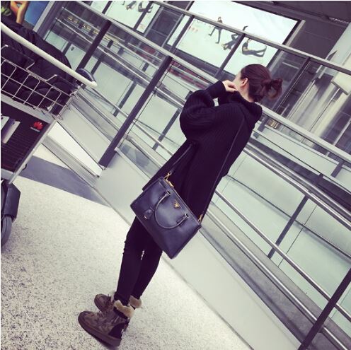 เสื้อไหมพรมคอเต่า ตัวโคล่ง สีดำ ยืดได้เยอะ ใส่เดี่ยวไหรือใส่โค้ทคลุมก็สวยจ้า