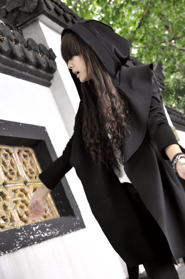 เสื้อคลุมทรงเก๋ สีดำ จะผูกเอวหรือจะใส่แบบปล่อยๆ ก็เก๋ เนื้อผ้ายืดหยุ่นมีน้ำหนักทิ้งตัว ไม่หนาใส่คลุมสบายๆ มีฮู้ดค่ะ Black