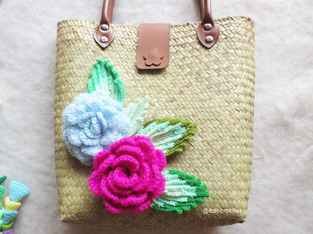 bancrochet กระเป๋ากระจูดสาน ประดับดอกไม้ ขนาด 12*4*18 นิ้ว basket weave bags ธรรมชาติ 12*4*18 นิ้ว