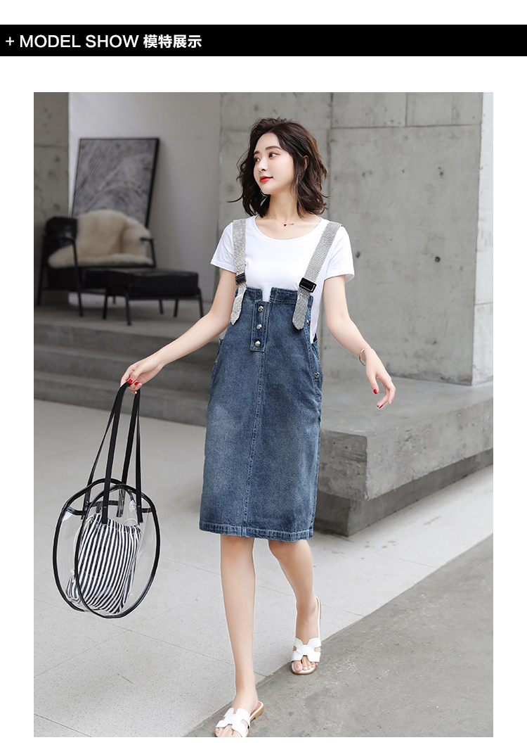 Dress4580 ชุดเอี๊ยมกระโปรงยีนส์สายบ่าแต่งเพชร มีกระเป๋าข้างและหลัง แต่งกระดุมหน้า ผ้ายีนส์แท้เนื้อดีนุ่มใส่สบาย งานดีดีเทลเก๋ๆ ใส่ได้ทุก Season แมทช์กับเสื้อทรงไหนก็น่ารัก รุ่นนี้มีติดตู้ไว้ใส่ได้เรื่อยๆ (ไม่รวมเสื้อตัวในจ้า)
