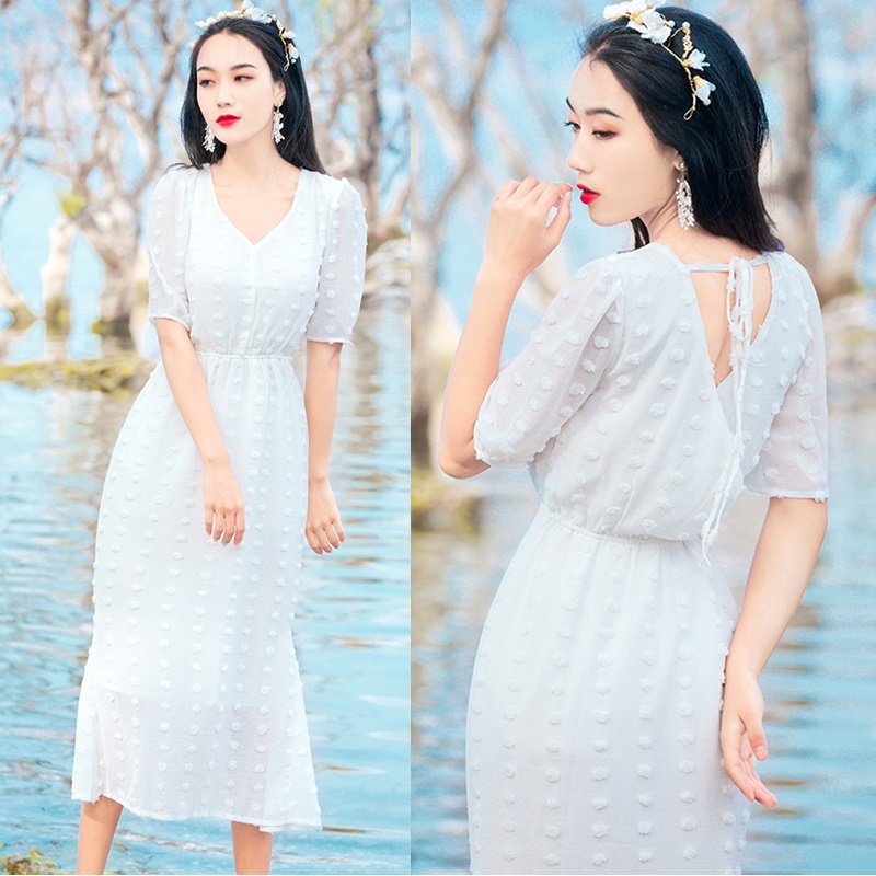 Dress4589 Maxi Dress ชุดเดรสยาวสีขาวลายจุดปอมๆ ทรงคอวีป้ายมีเชือกผูกโบว์ด้านหลัง เอวยางยืด มีซับในเนื้อนิ่มอย่างดีทั้งชุด ผ้าชีฟองเนื้อดีมีน้ำหนักทิ้งตัว