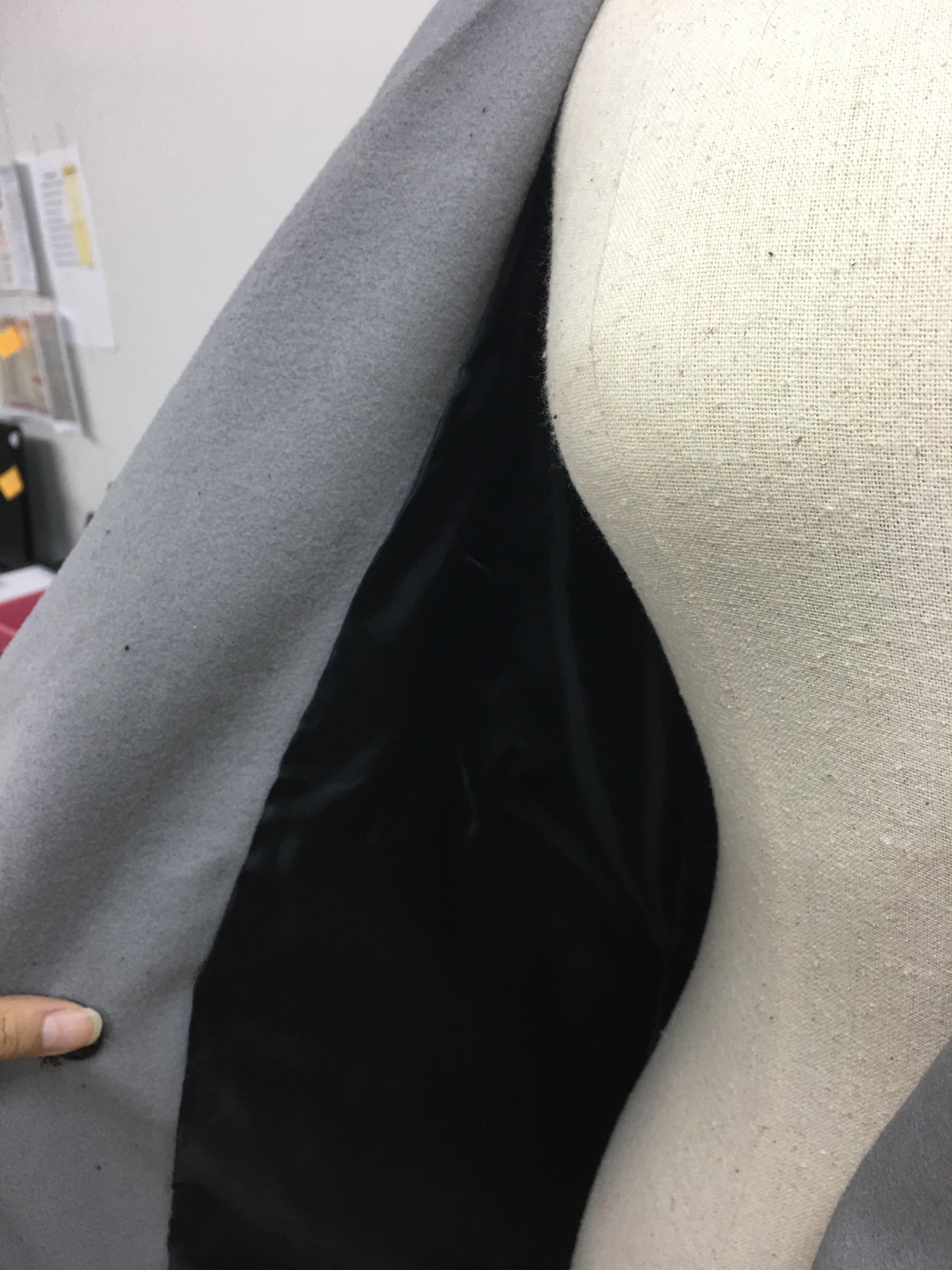 เสื้อโค้ทกันหนาว สีดำเทา ทรงยาว ผ่าข้าง ด้านนออกเป็นผ้าวูลผสมสักกะหลาด ขอบด้านในเป็นผ้าสำลี บุซับในกันลม พร้อมส่งจ้า