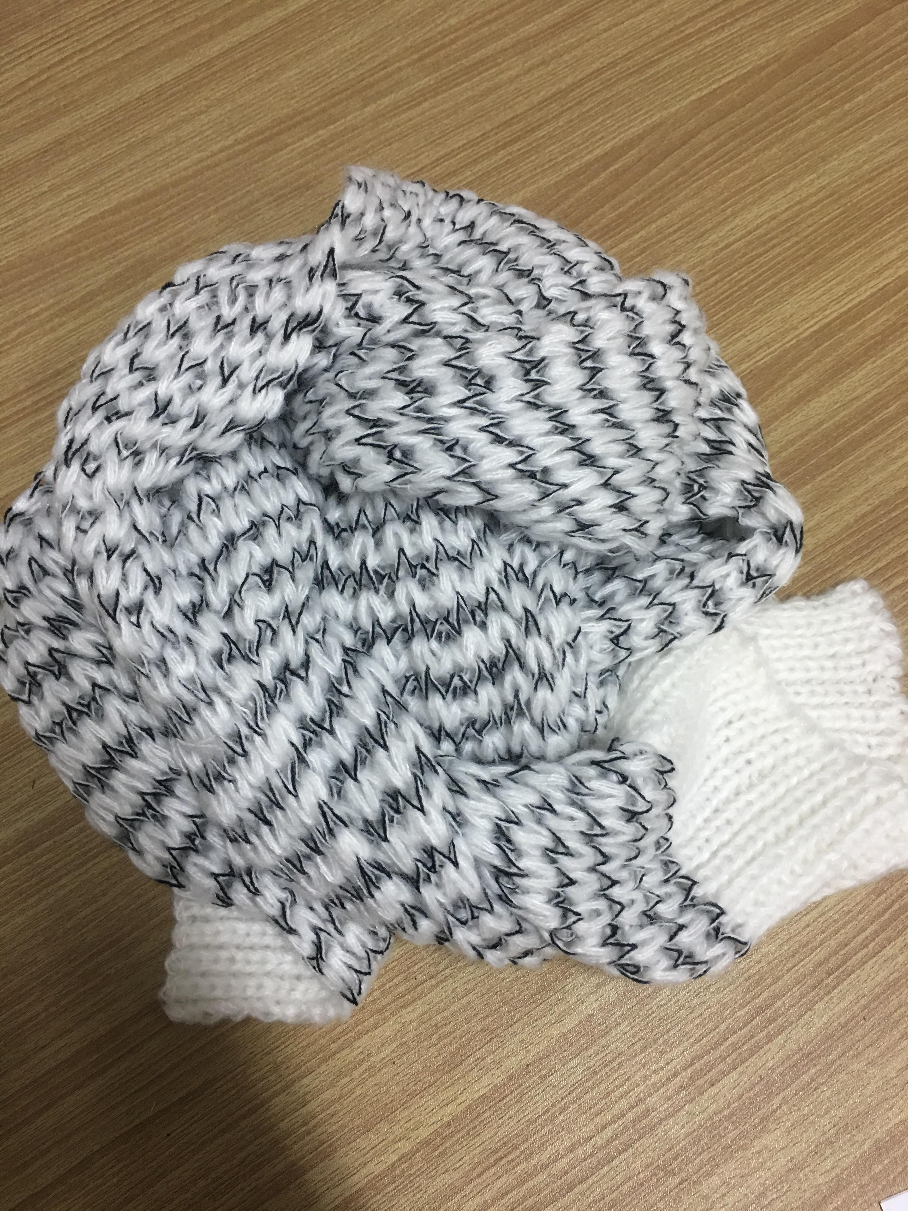 ผ้าพันคอกันหนาว ไหมพรม เกาหลี สีขาวแซมดำ น่ารักคุณหนู พร้อมส่ง same pic