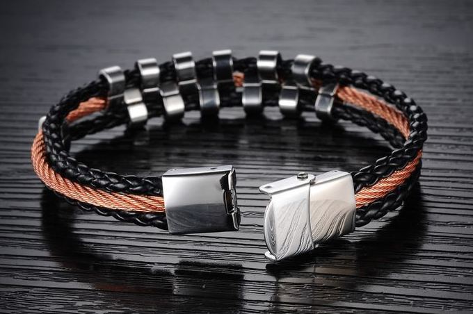 สร้อยข้อมือผู้ชาย กำไลข้อมือผู้ชาย หนังถักสีดำ ผสมผสาน กับ สแตนเลส สี Rose Gold ร้อยด้วยห่วงสีเงิน สวยเก๋ เท่ มีดีไซน์ no 394982