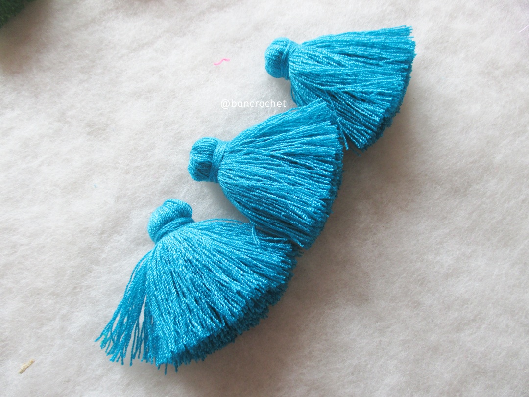 พู่แบบหนาฟู ขนาด 2 นิ้ว 4 ply tassel crochet acrylic yarn 4 ply ฟ้าเข้ม 2 นิ้ว