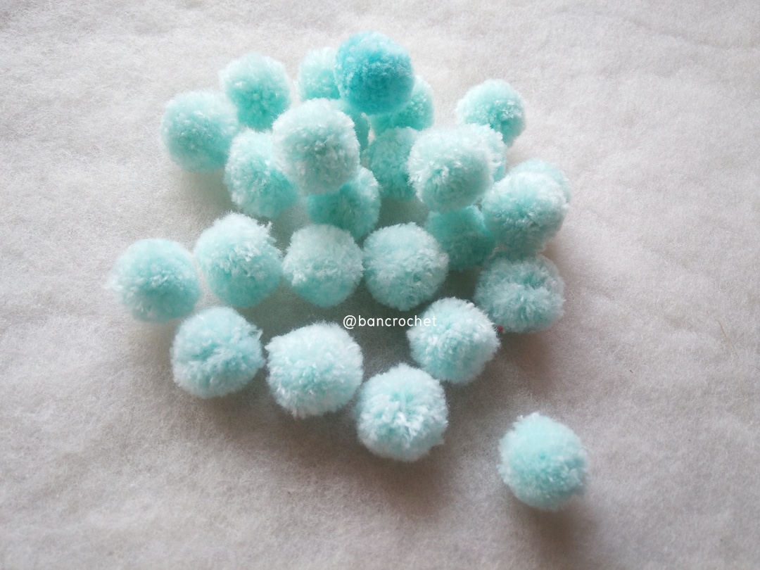ปอมปอมไหมพรม ขนาด 2.5-3 ซม pom poms crochet ฟ้าอ่อน 2.5-3 ซม.