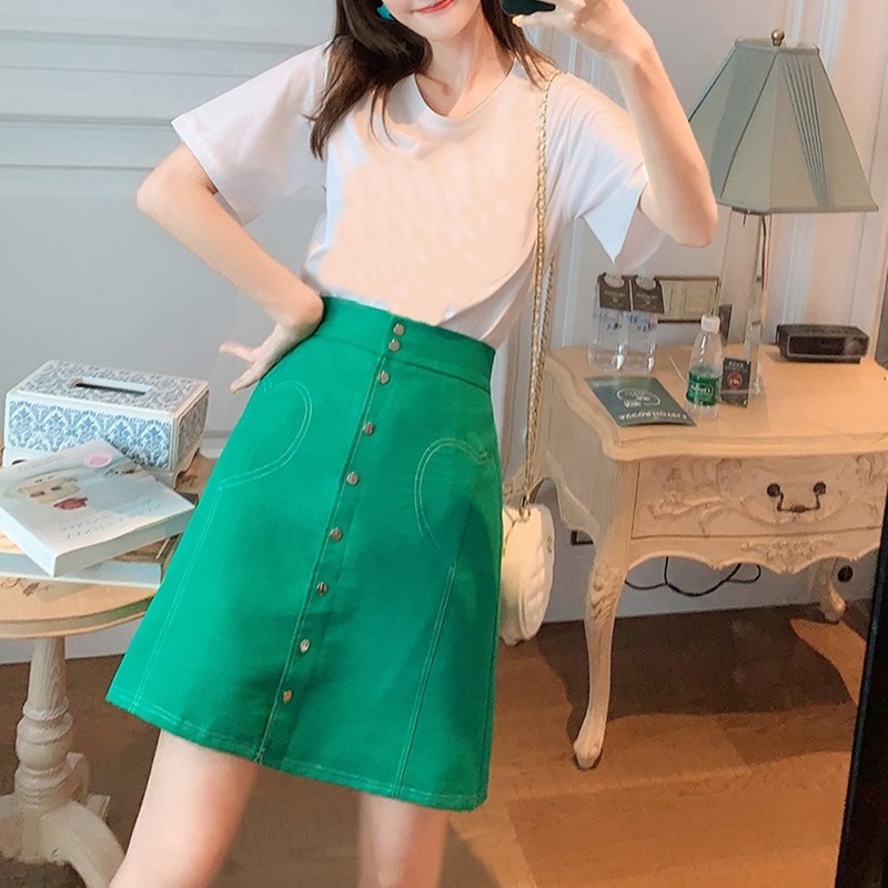 Skirt387 กระโปรงทรงเอไซส์ใหญ่สีเขียวกระดุมหน้า ดีเทลเดินเส้นลายหัวใจ เอวสม็อคยางยืดด้านหลัง ผ้าทวิตเนื้อดีหนาเรียบสวยไม่ยับง่าย งานดีดีเทลน่ารัก แมทช์กับอะไรก็เข้า