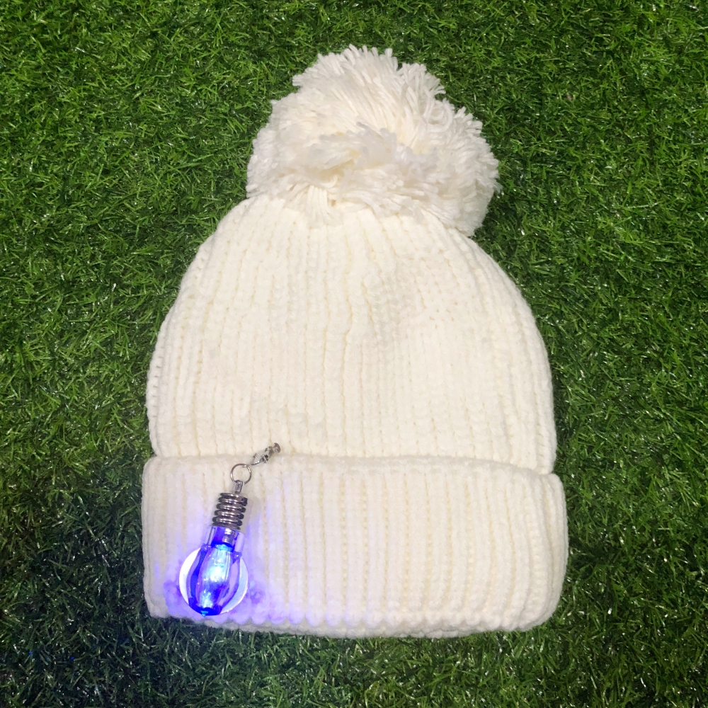 หมวกไหมเนื้อนุ่ม แต่งพู่ไหมพรมฟูที่ปลายหมวก แต่งไฟกระพริบหลากสี (เอาออกได้) ด้านในบุขนอุ่น พร้อมส่ง ขาว