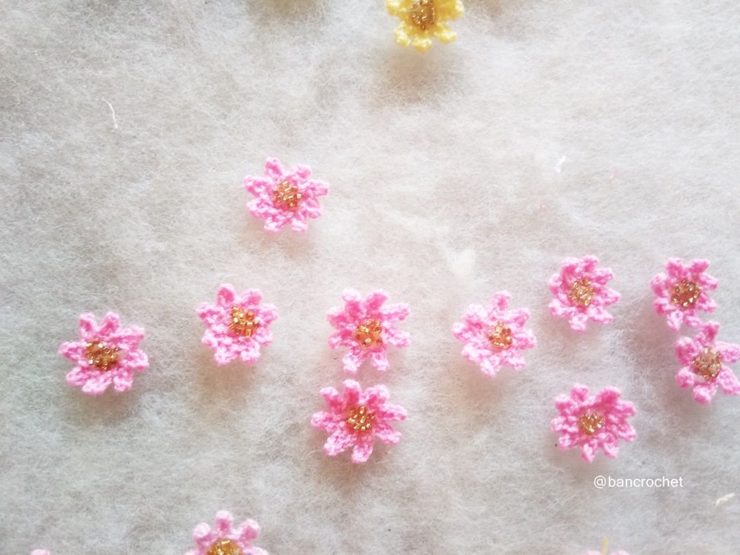 Bancrochet ดอกไม้จิ๋วถักโครเชต์ crochet mini flowers สีชมพูเข้ม 0.5 นิ้ว