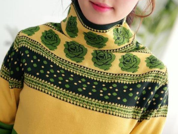 เสื้อกันหนาว เสื้อไหมพรม ถักนิตติ้ง แขนยาว โทนสีเขียวอ่อน เขียวแก่ สลับ สีเหลือง ตัดกันอย่างลงตัว ลายไทย ๆ ลายกุหลาบที่คอเสื้อ 747721_4