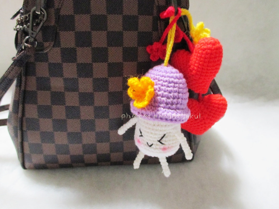 ที่ห้อยกระเป๋าเห็ดถักสีม่วงพร้อมหัวใจคู่