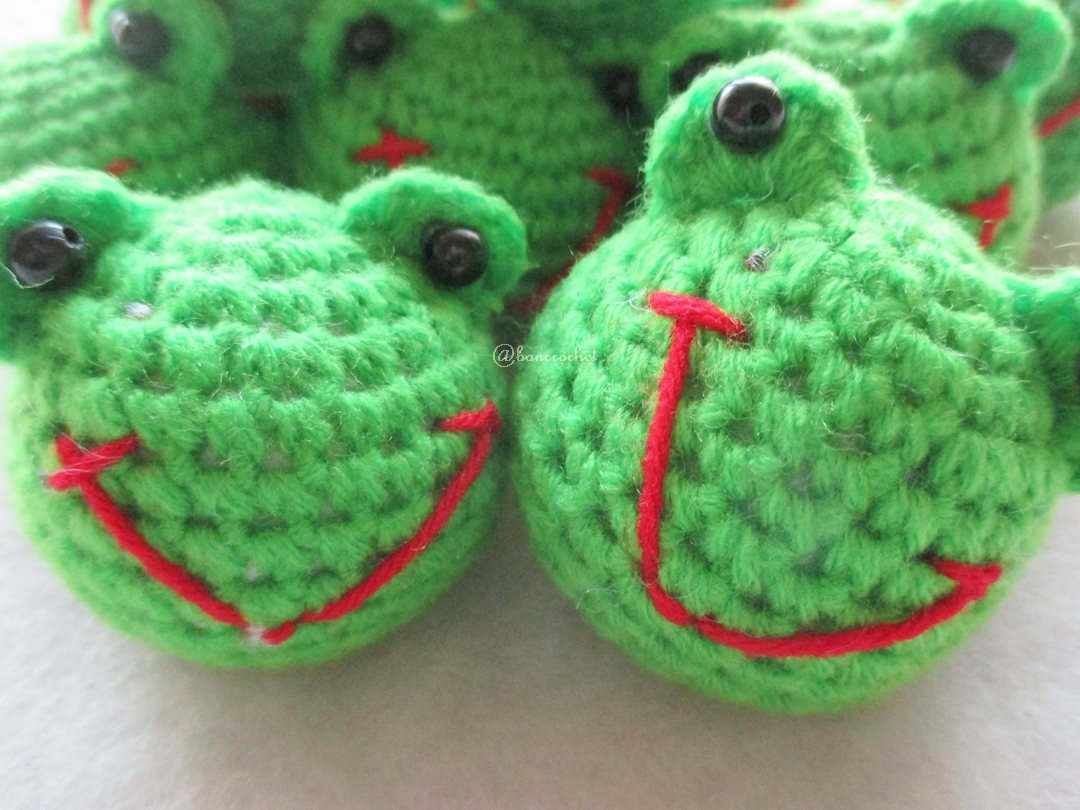 พวงกุญแจหัวตุ๊กตาเคโระถักโครเชต์ keroro crochet keychain