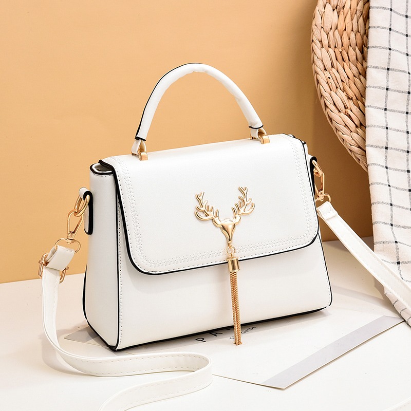 กระเป๋าสะพายข้างผู้หญิง กระเป๋าแฟชั่น By AKAF