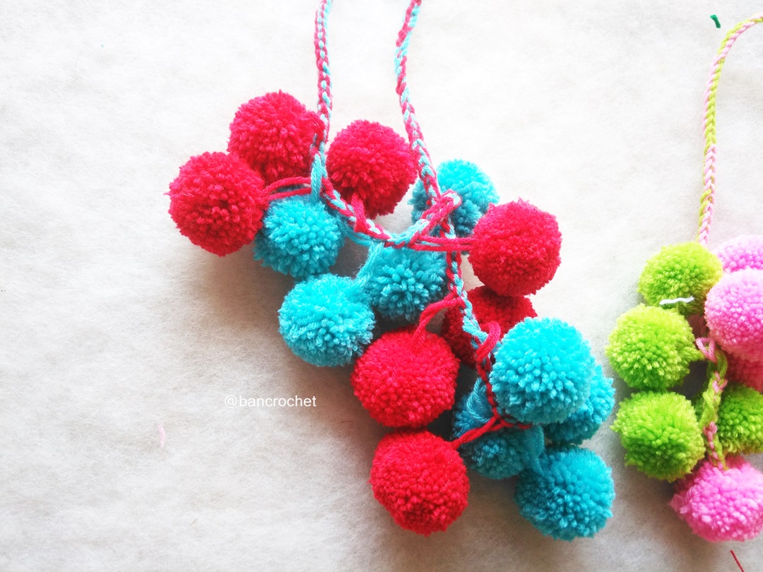 Bancrochet พวงกุญแจห้อยกระเป๋าปอมปอม Pompoms keychains สีแดง/ฟ้า 10-12 นิ้ว