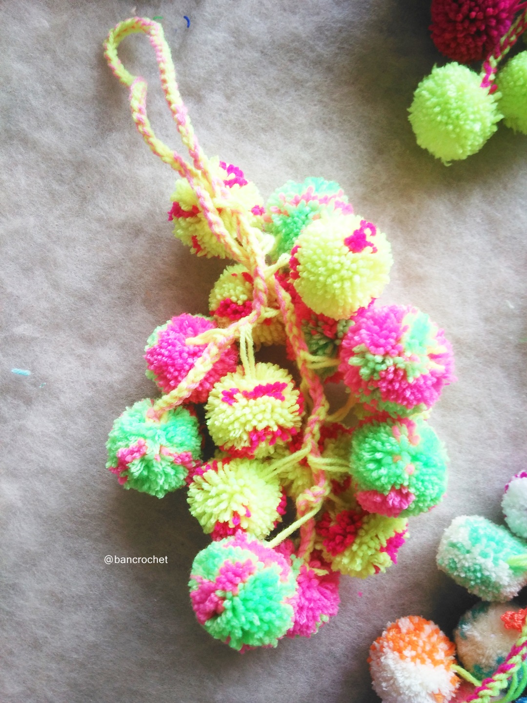 Bancrochet พวงกุญแจห้อยกระเป๋าปอมปอม Pompoms keychains สีคละสี 10-12 นิ้ว รวมสาย