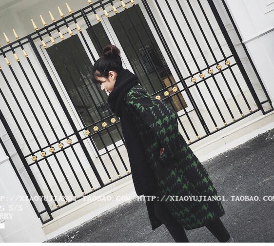 เสื้อโค้ทกันหนาว สไตล์เกาหลี ตัวโคล่ง สีเขียวดำ ลายเก๋ๆ ผ้าวูลเนื้อละเอียด อยู่ทรง ไม่หนามากงานดี บุซับในกันลม พร้อมส่งเลยจ้า same pic