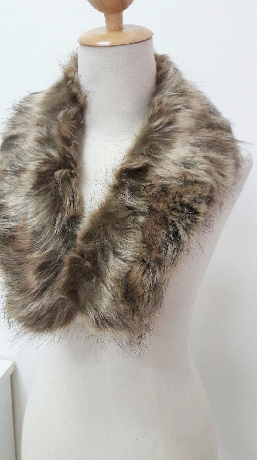 ขนเฟอร์ fur สีน้ำตาล ขนนุ่มลื่น ใช้ติดเสื้อหนาว หรือใช้พันคอเพิ่มความเก๋ มิกได้กับทุกชุด มาพร้อมกระดุมใส